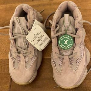 BRAND NEW (WOMENS) yeezys SIZE 6
